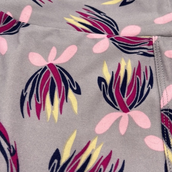 Lularoe leggings with water lilies, one size - Picture 3 of 4